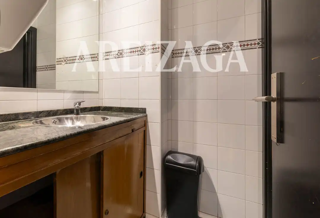 Badezimmer von Geschaftsraum zur Miete in Donostia - San Sebastián  mit Klimaanlage und Möbliert