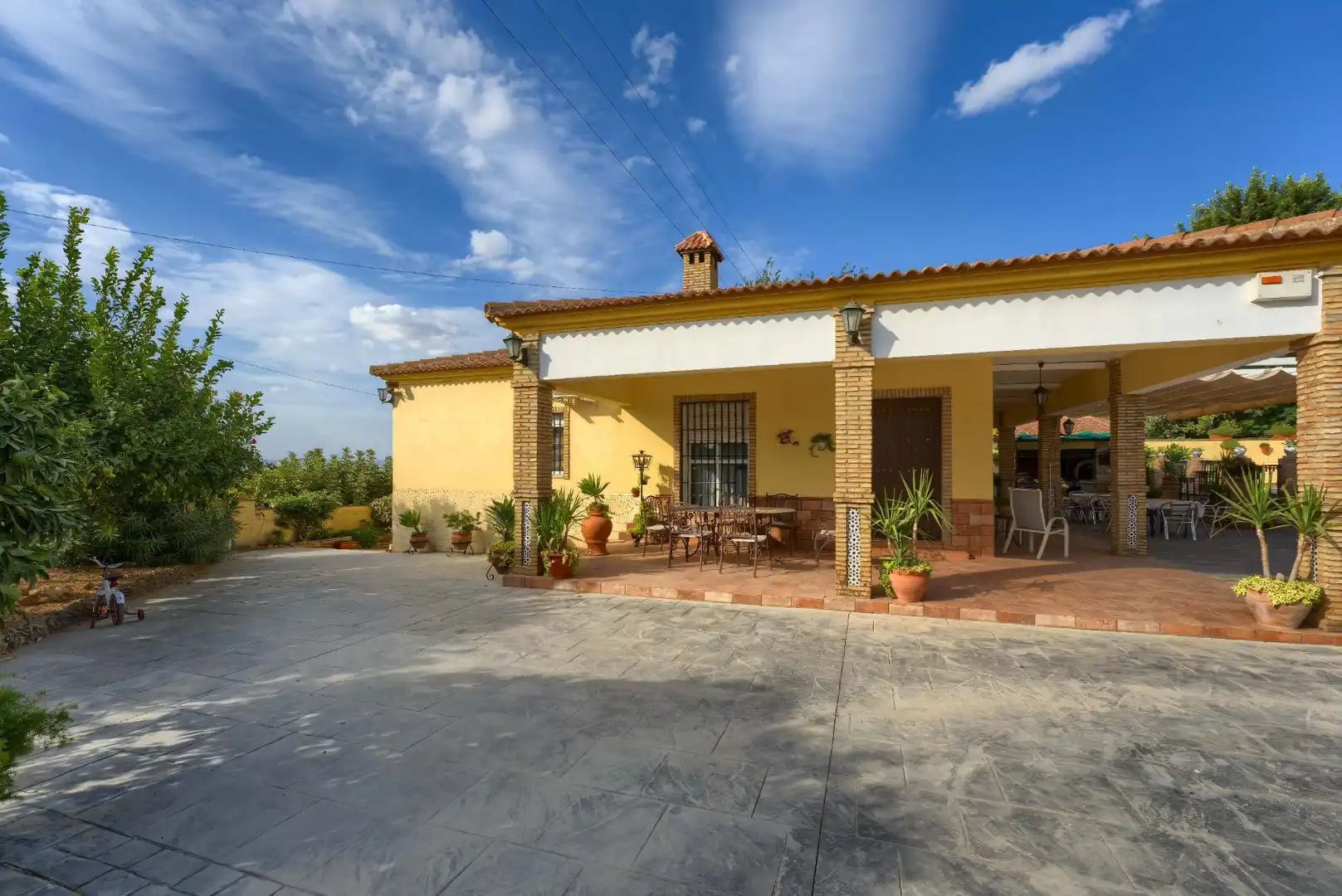 Vista exterior de Casa o chalet en venta en Sanlúcar la Mayor con Aire acondicionado, Calefacción y Jardín privado