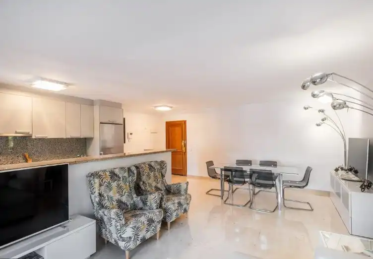 Menjador de Apartament en venda en Marbella amb Aire condicionat, Calefacció i Jardí privat
