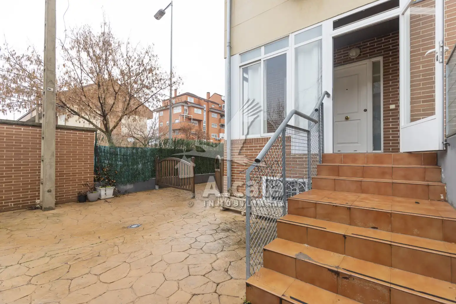 Außenansicht von Einfamilien-Reihenhaus zum Verkauf in Alcalá de Henares mit Heizung und Terrasse