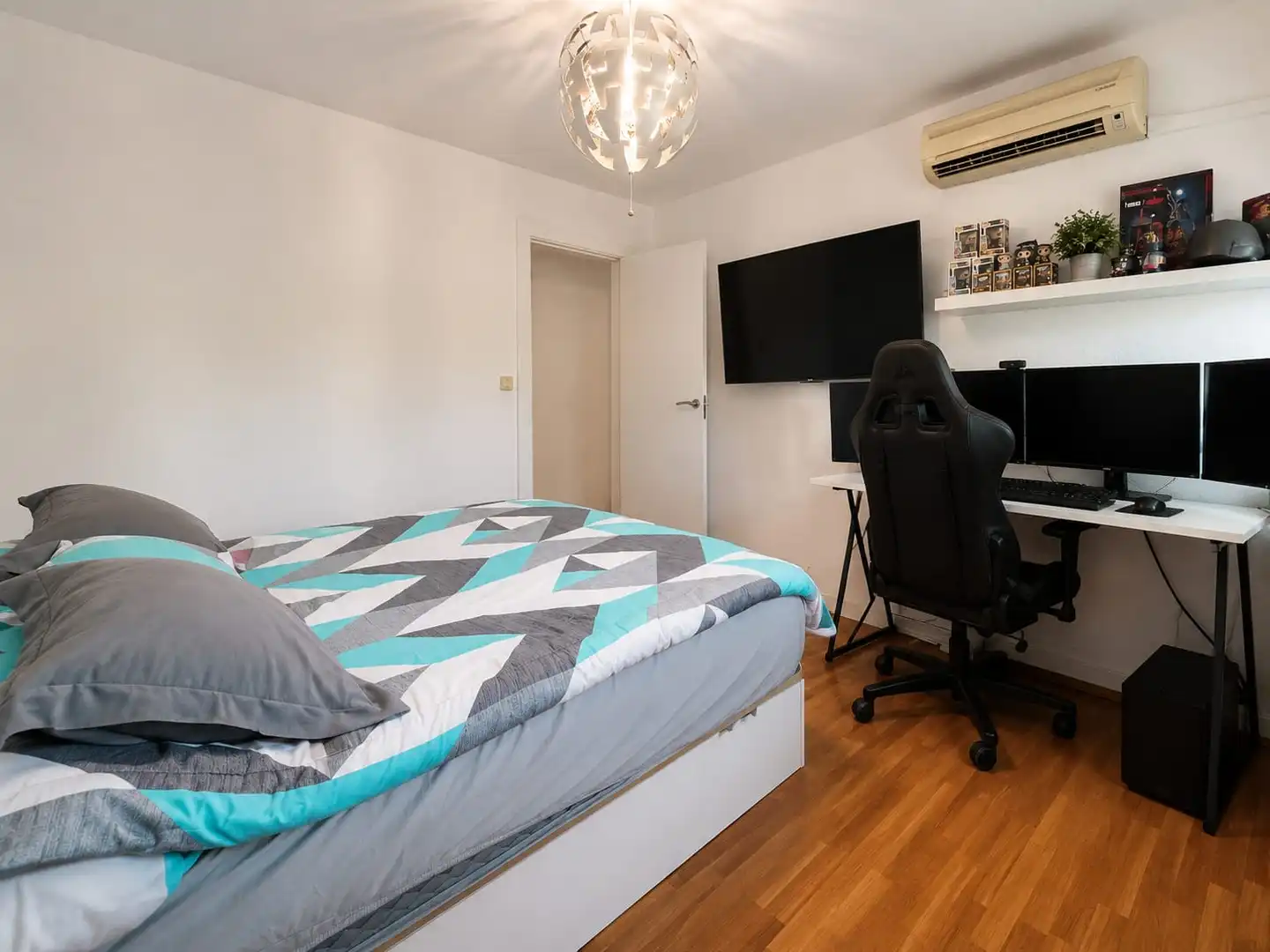 Flat for sale in Reyes