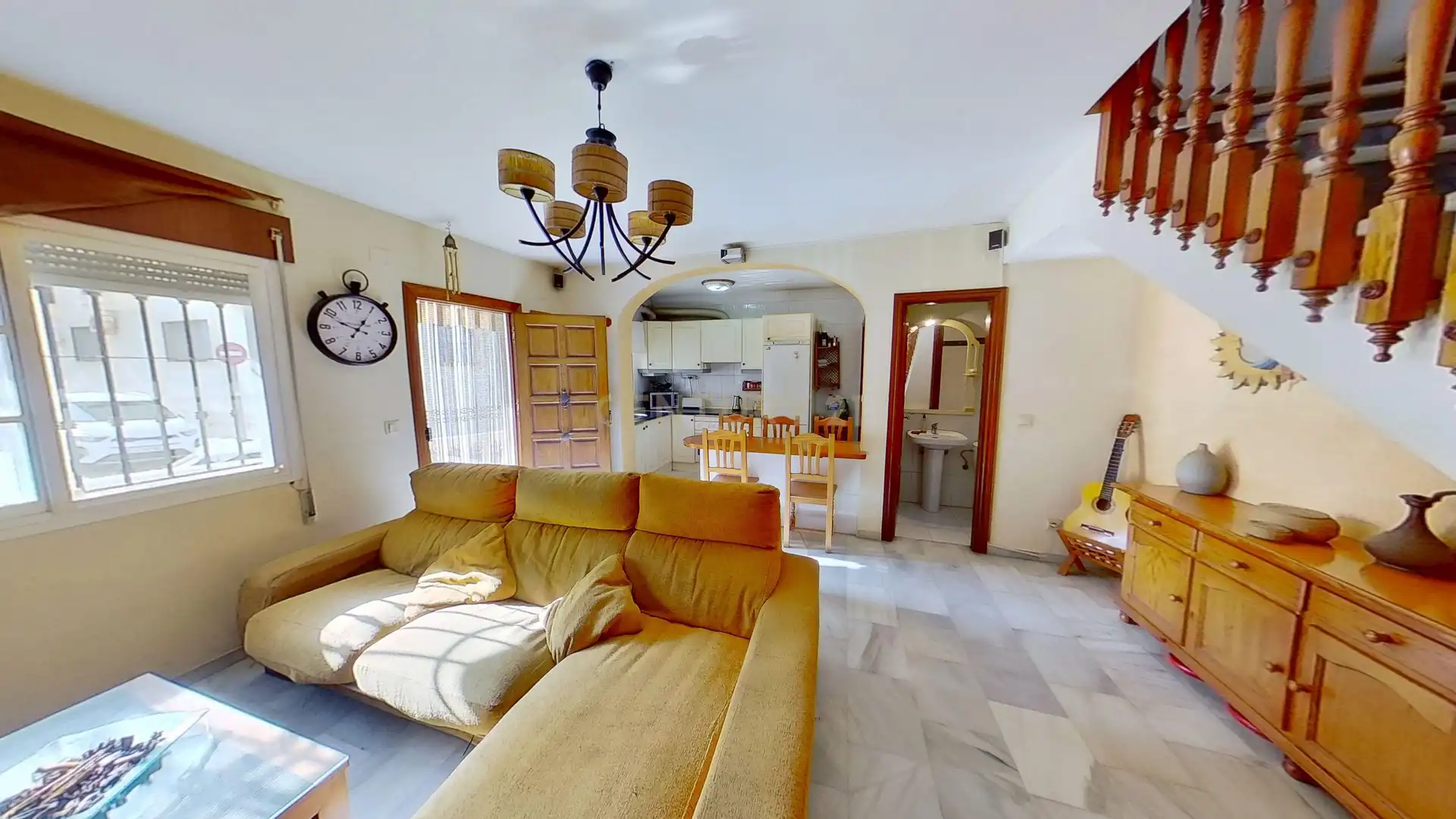 Sala d'estar de Casa adosada en venda en Torrox amb Aire condicionat, Balcó i Piscina comunitària