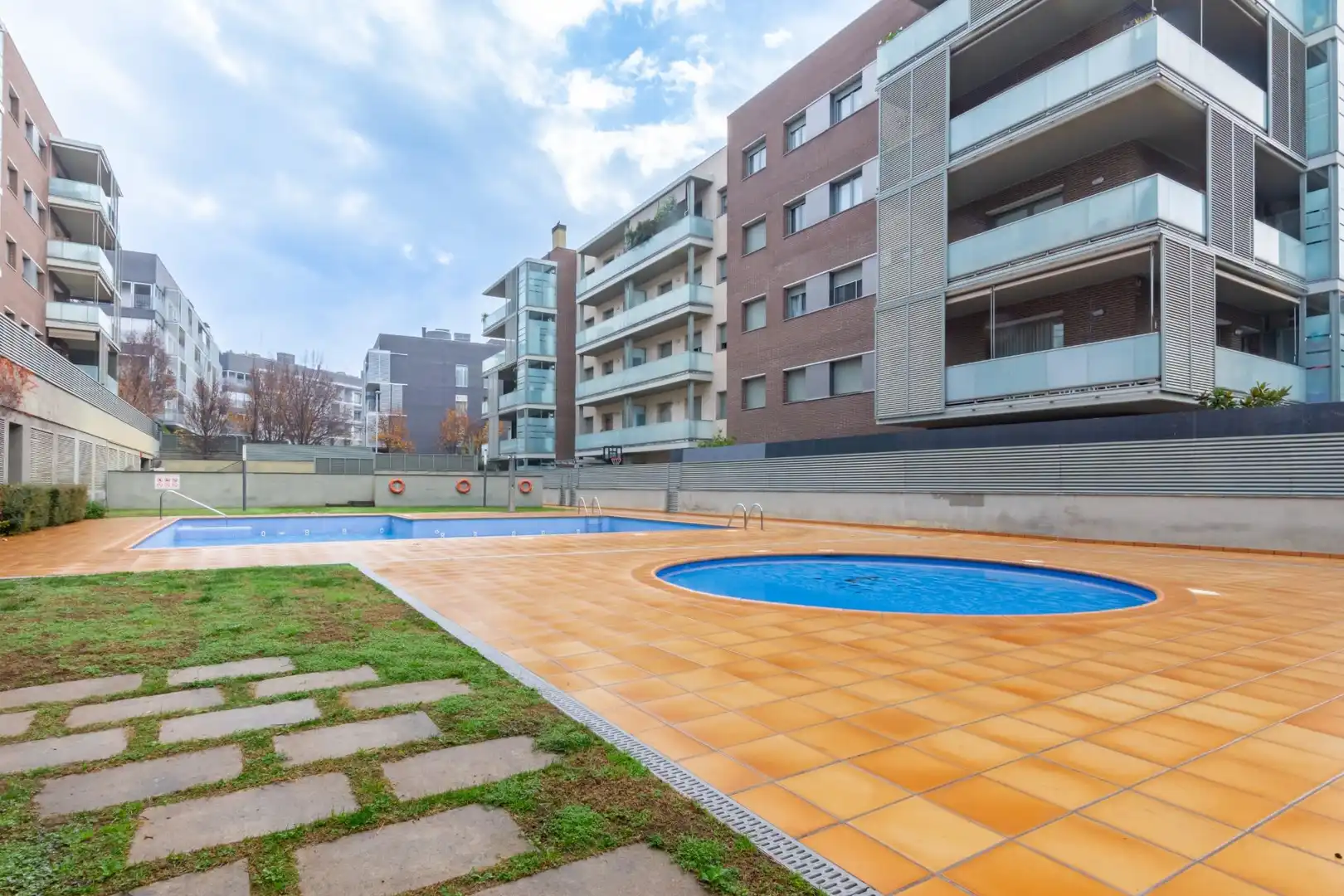 Swimming pool of Flat for rent in Sant Cugat del Vallès  with Private garden, Parquet flooring and Terrace