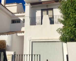 Vista exterior de Casa adosada en venda en Marbella amb Aire condicionat, Terrassa i Piscina