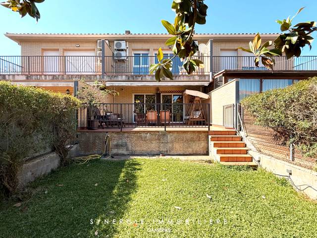 Casa adosada en Venta en Carrer Belgrad en Els Ametllers