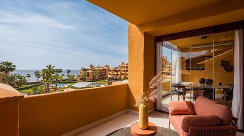 Foto 2 de Apartamento en venta en Mare Nostrum, 40, Zona de Punta Plata, Estepona