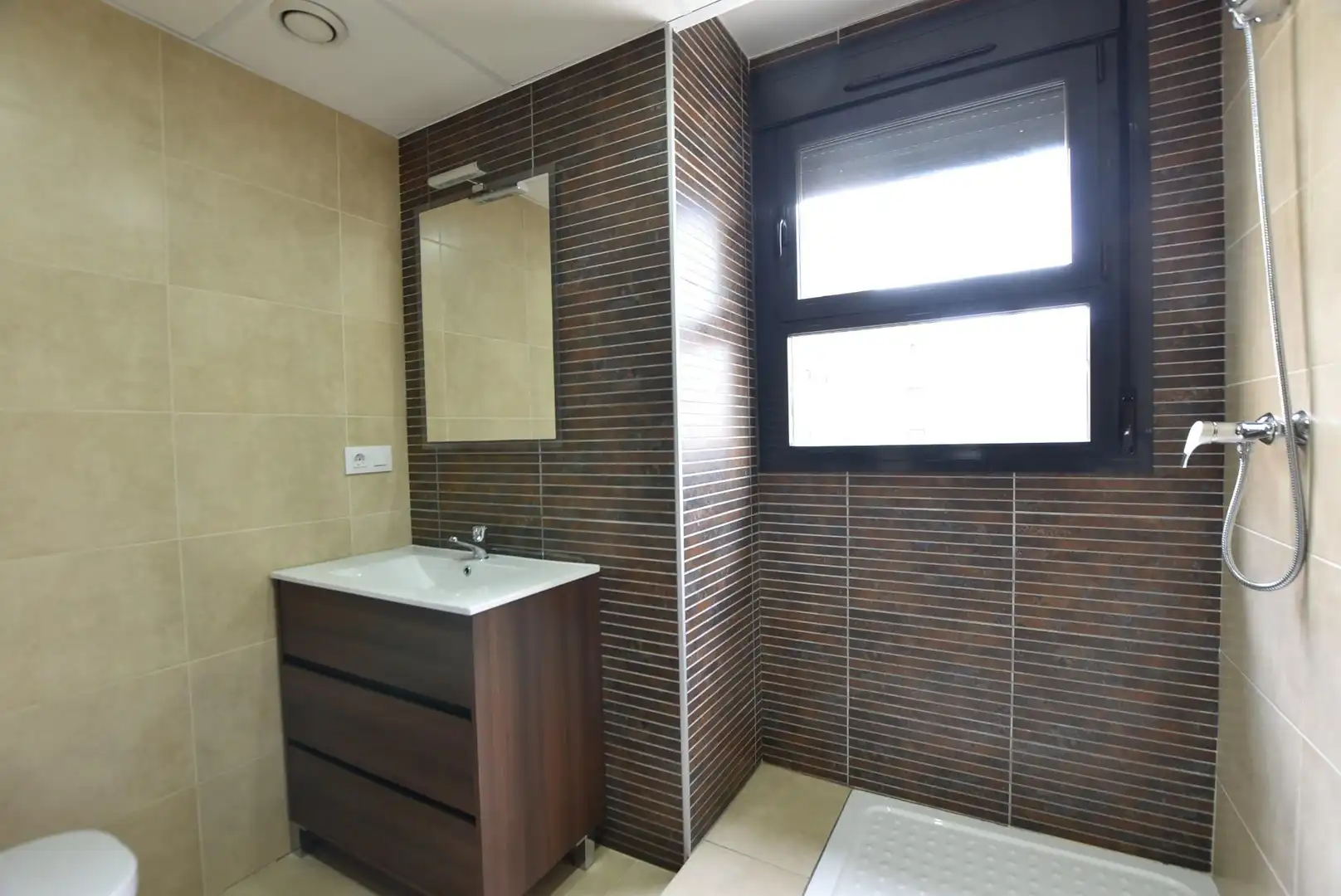Bathroom of Flat for rent in Granada  with Air Conditioner, Heating and Furnished