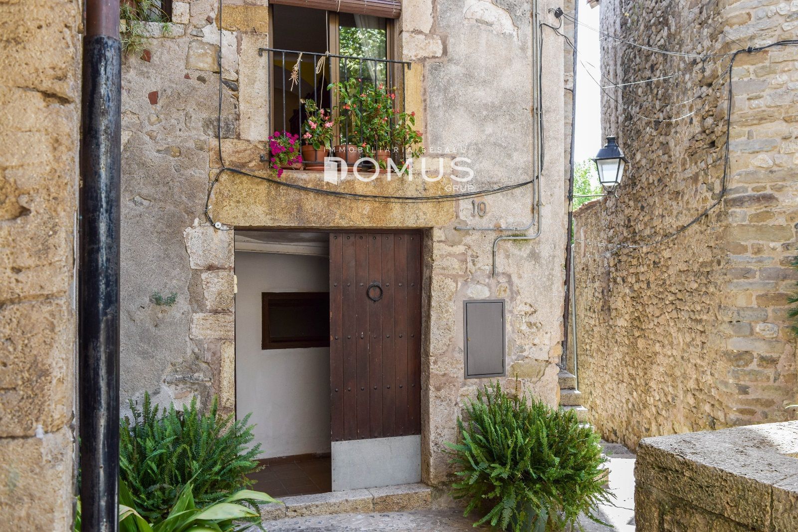 Vista exterior de Casa o xalet en venda en Besalú amb Terrassa i Traster