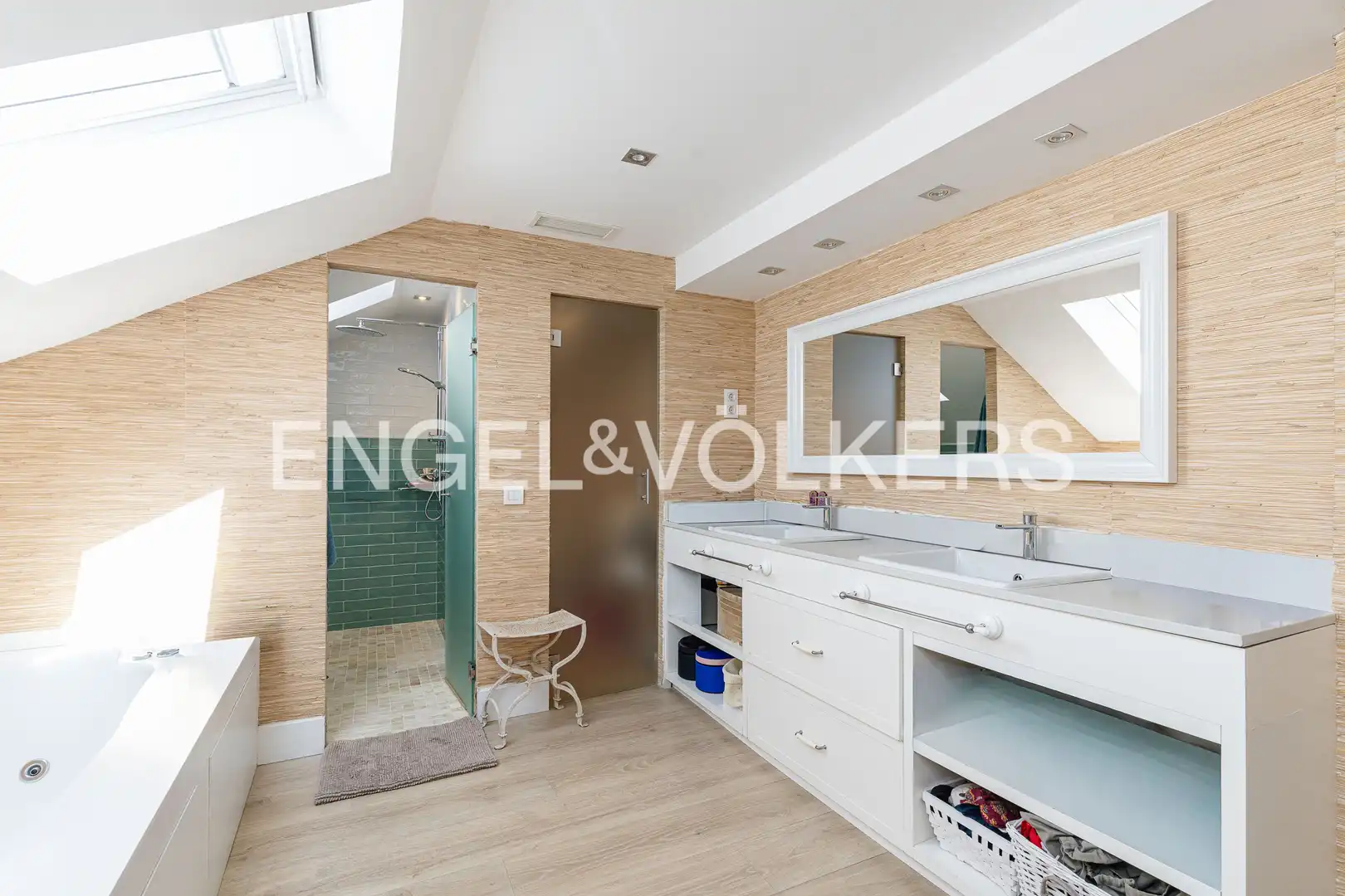 Baño de Casa adosada en venta en Madrid con Aire acondicionado, Calefacción y Jardín privado