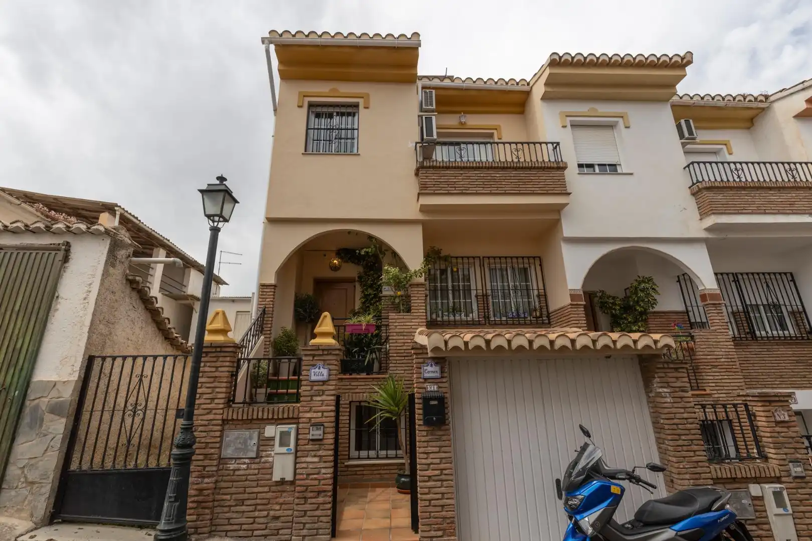 Vista exterior de Casa adosada en venta en Cájar con Aire acondicionado, Calefacción y Parquet