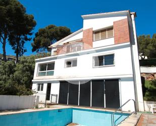 Vista exterior de Casa o xalet en venda en Castelldefels amb Jardí privat, Terrassa i Piscina