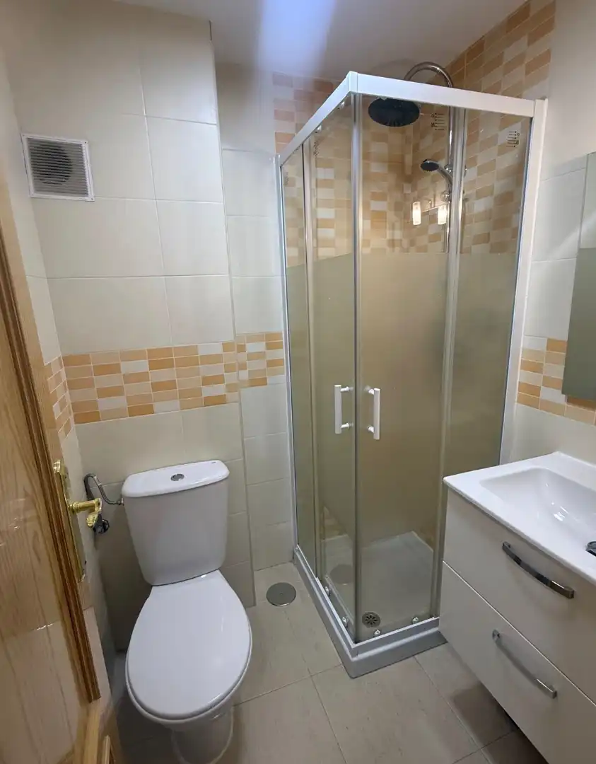Badezimmer von Maisonette zur Miete in Pantoja mit Heizung, Abstellraum und Ofen
