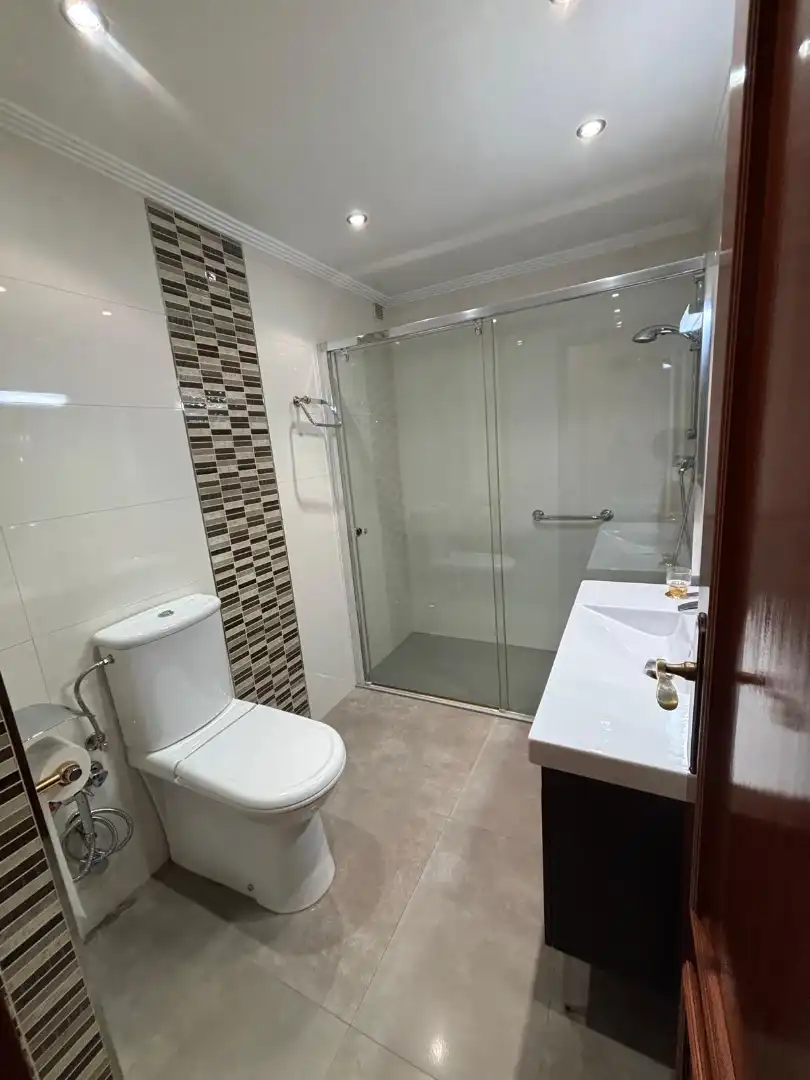 Baño de Piso de alquiler en  Pamplona / Iruña con Calefacción, Parquet y Amueblado