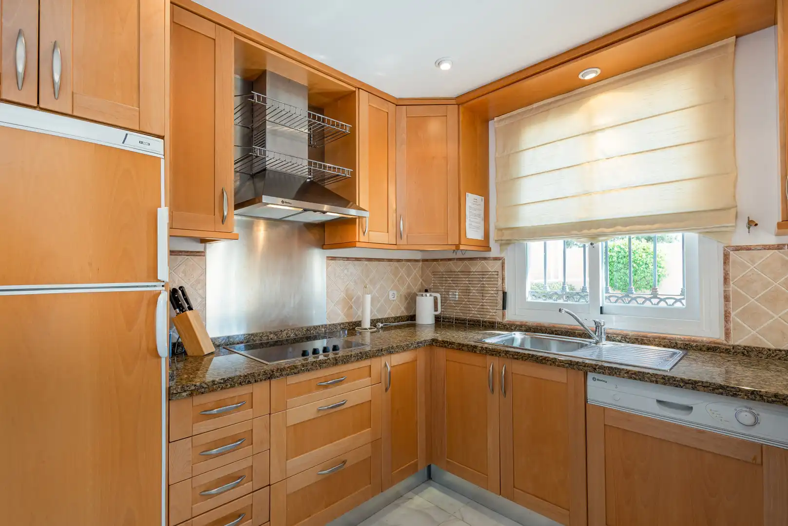Cocina de Casa adosada en venta en Benahavís con Aire acondicionado, Terraza y Piscina