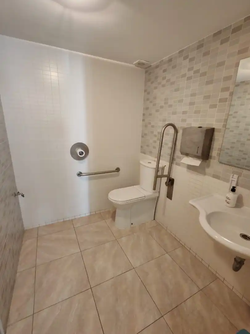 Bathroom of Commercial properties for sale in La Granada  with Air Conditioner, Heating and Terrace
