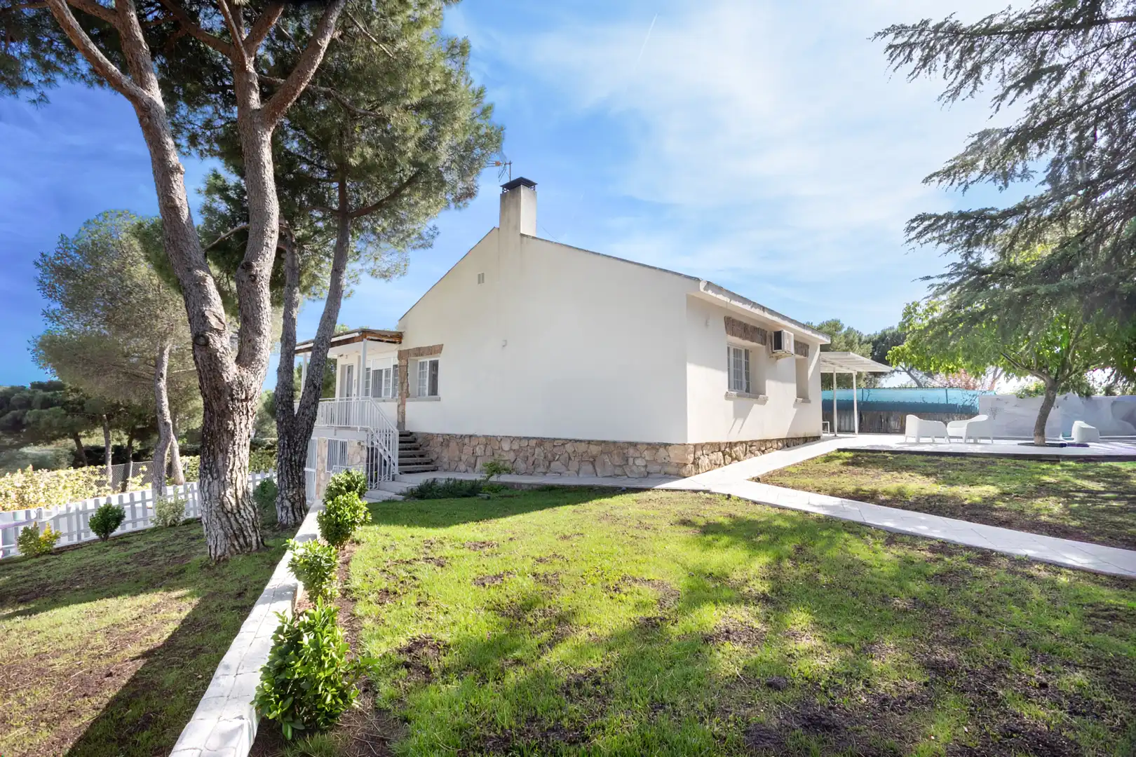 Exterior view of Houses for sale in Valdemorillo  with Air Conditioner, Heating and Private garden