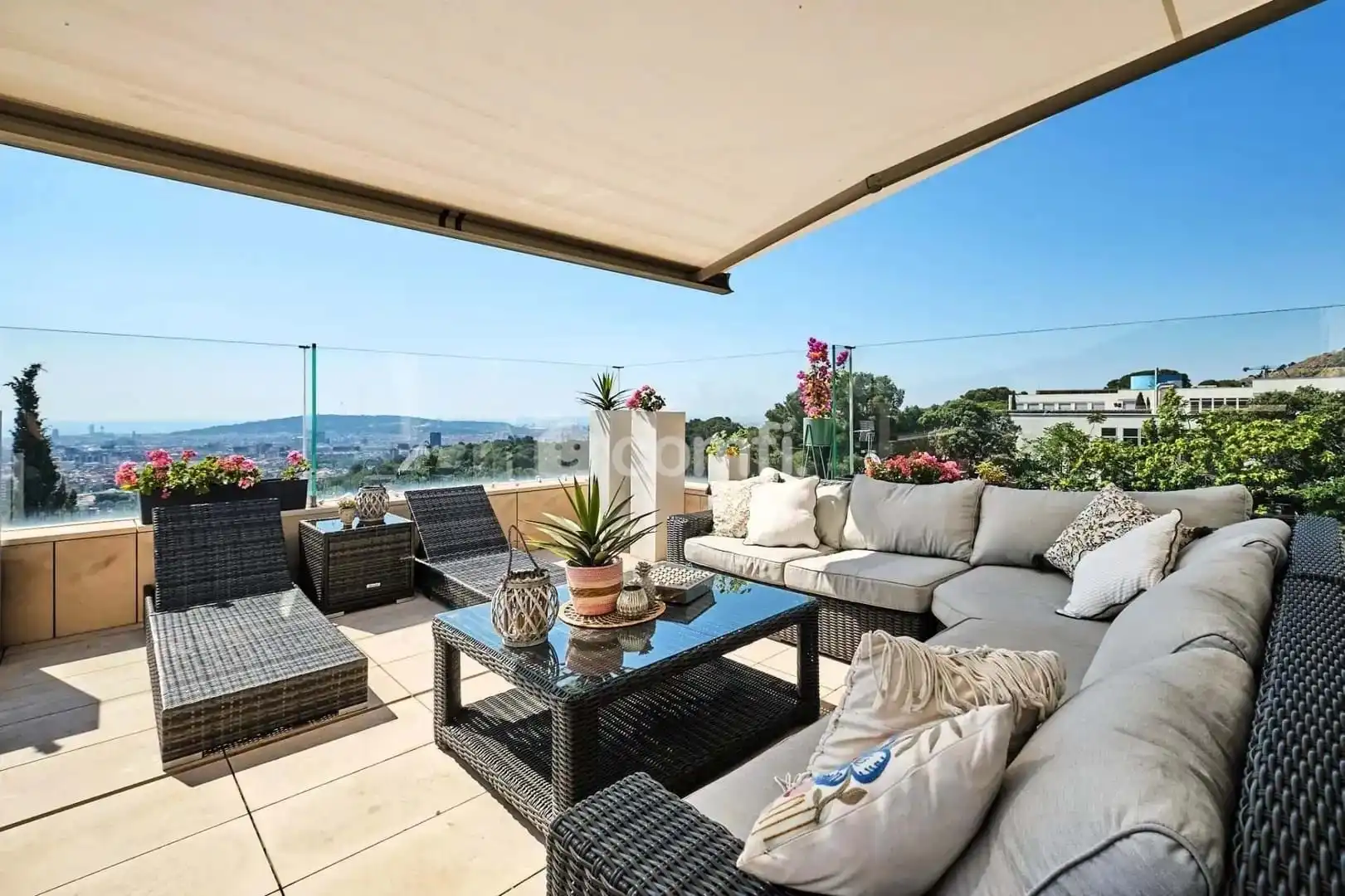 Terrasse von Einfamilien-Reihenhaus zum Verkauf in Barcelona mit Klimaanlage, Heizung und Terrasse