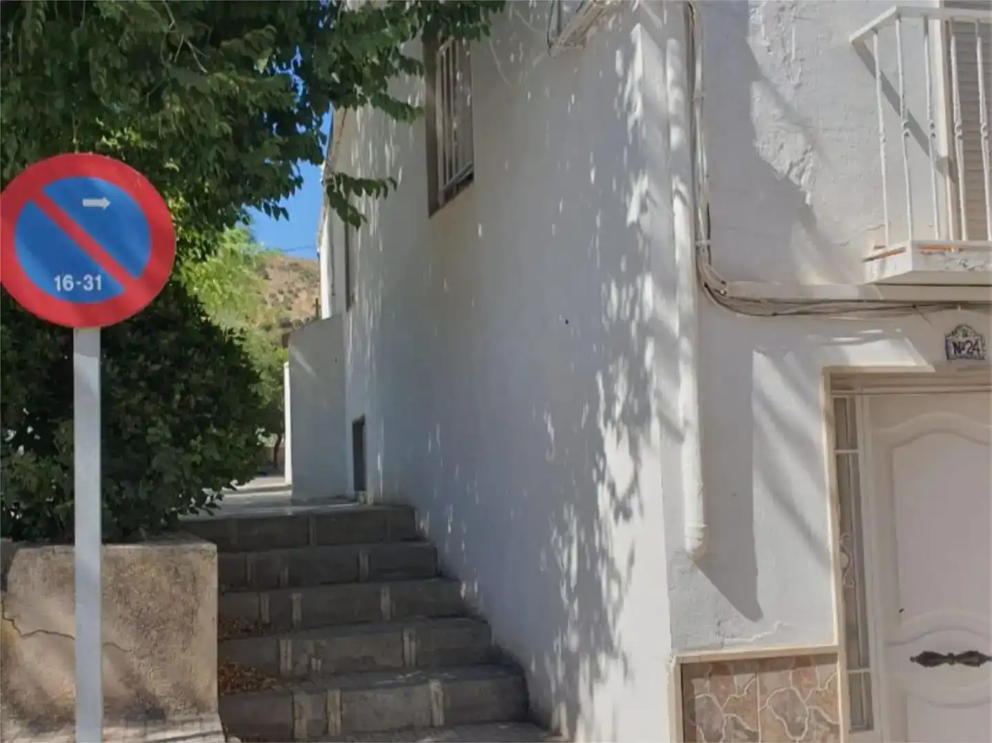 Vista exterior de Pis en venda en Huelma amb Traster, Moblat i Balcó