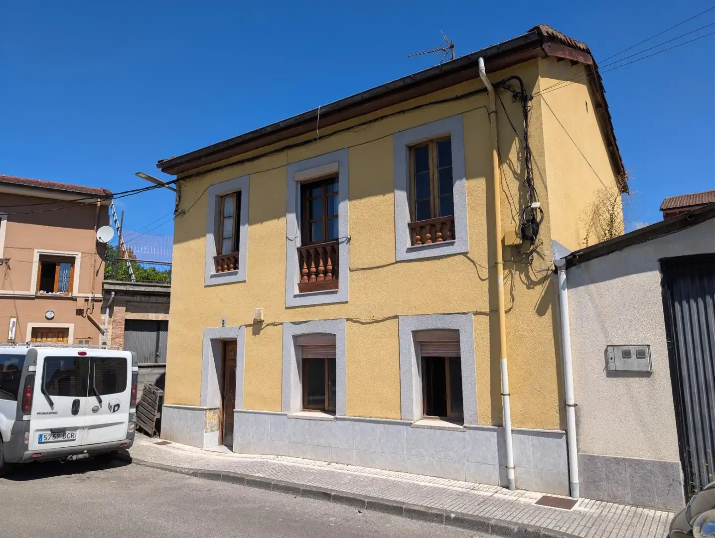 Vista exterior de Casa o xalet en venda en Langreo amb Jardí privat