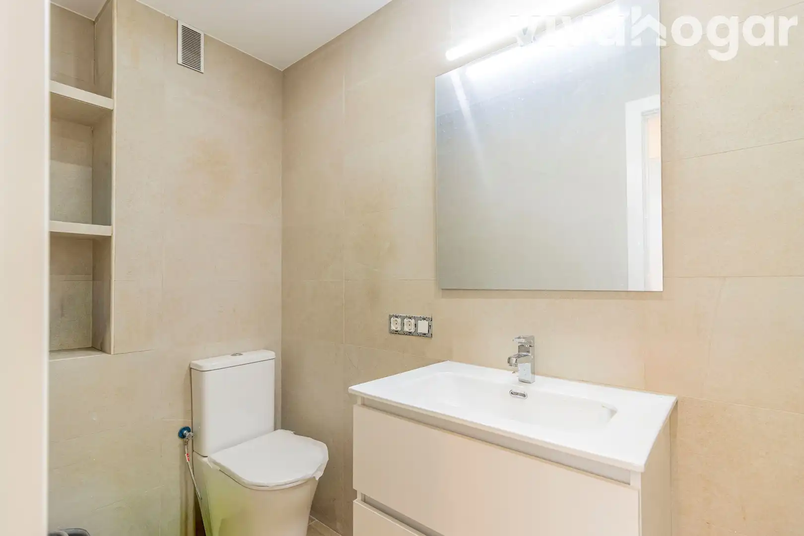 Bathroom of Flat for sale in Madrid  with Air Conditioner and Heating
