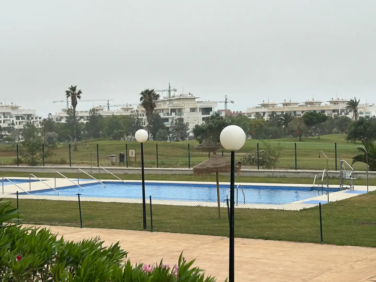Piscina de Planta baja en venta en Almería con Aire acondicionado, Calefacción y Jardín privado
