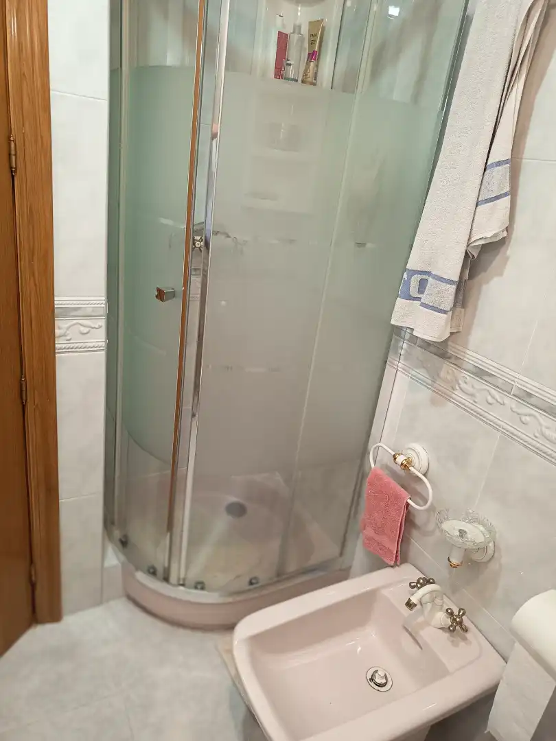Baño de Piso en venta en Avilés con Calefacción, Parquet y Trastero