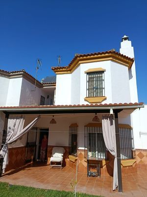Vista exterior de Casa o xalet en venda en Montequinto amb Aire condicionat, Jardí privat i Terrassa