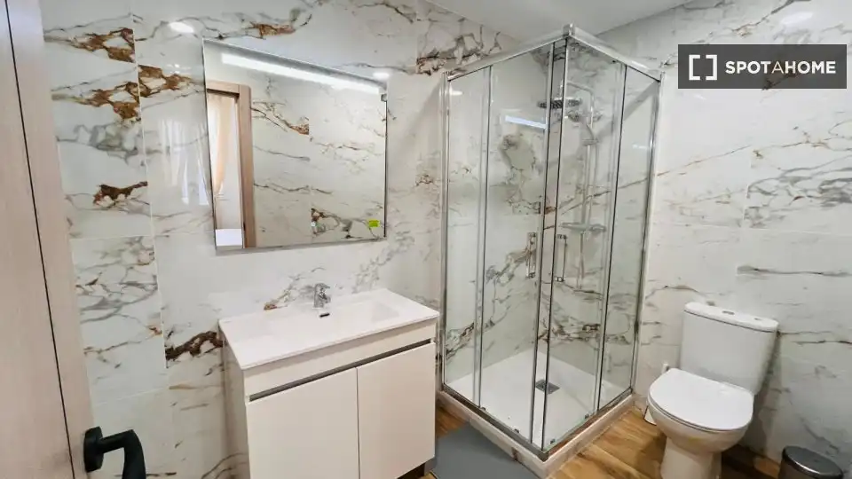 Badezimmer von Wohnung zur Miete in Madrid mit Klimaanlage, Heizung und Möbliert