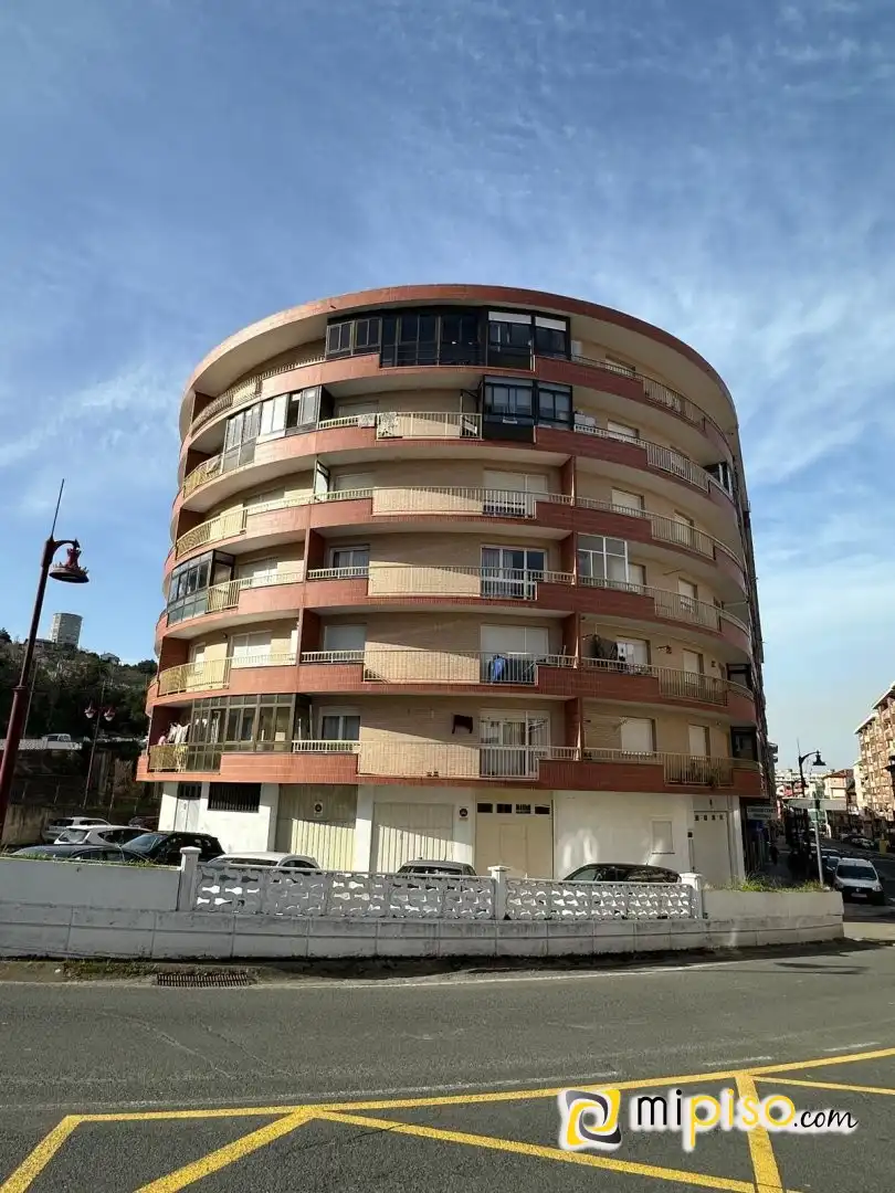 Vista exterior de Pis de lloguer en Laredo amb Terrassa i Moblat