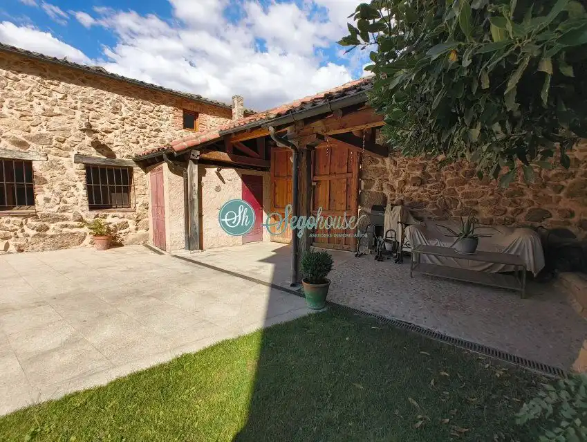 Vista exterior de Casa o xalet en venda en Espirdo amb Calefacció