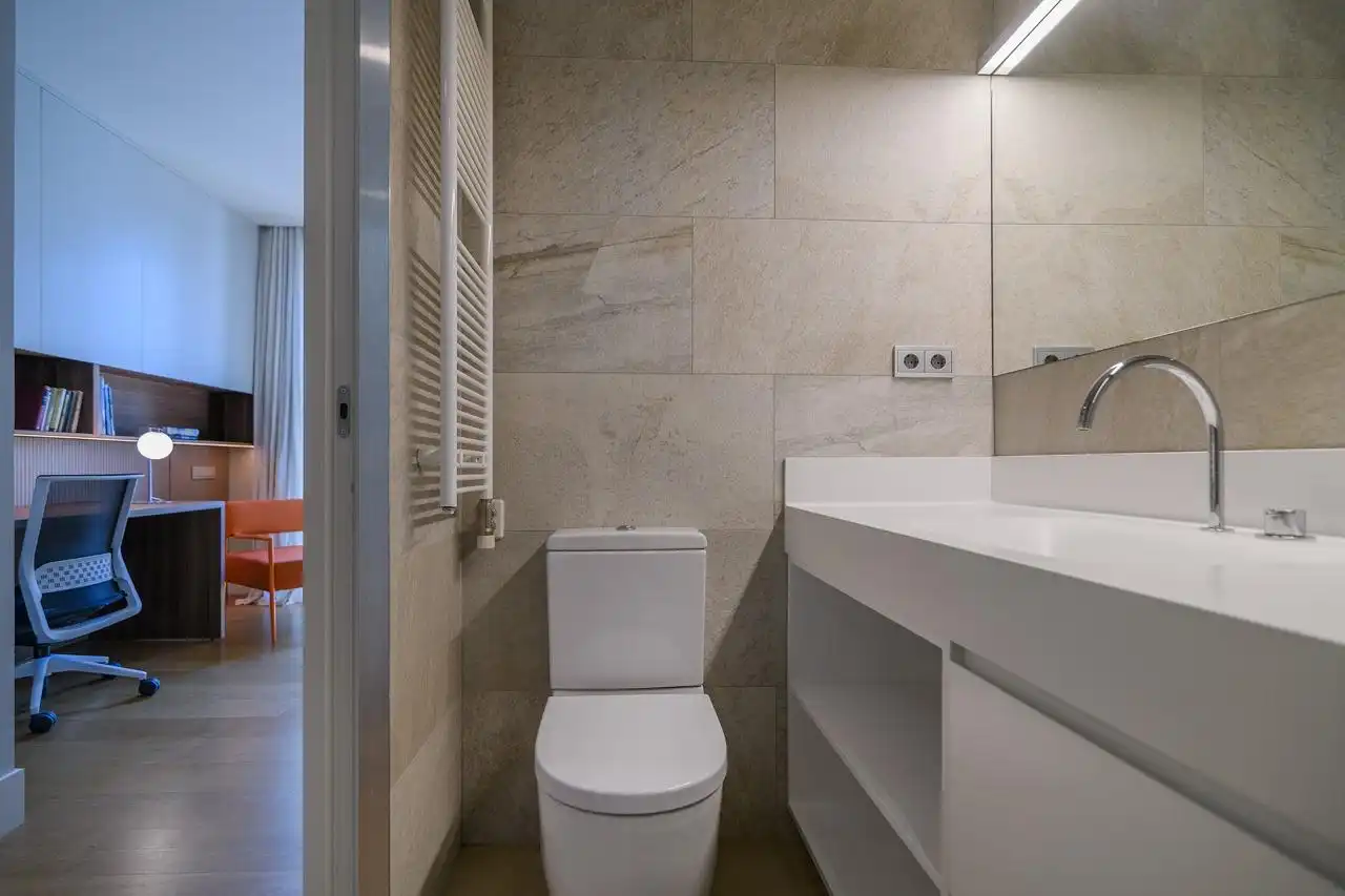 Badezimmer von Dachboden zum Verkauf in Barcelona mit Klimaanlage, Heizung und Terrasse
