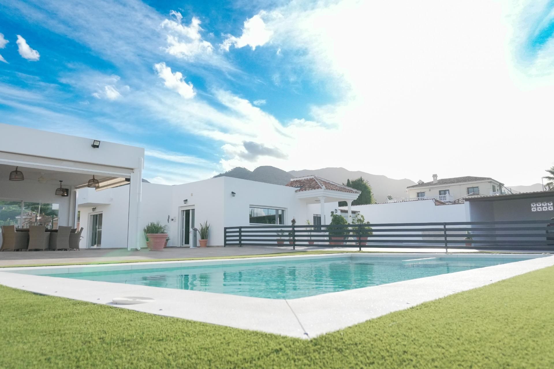 Exterior view of House or chalet for sale in Alhaurín de la Torre  with Air Conditioner, Private garden and Terrace