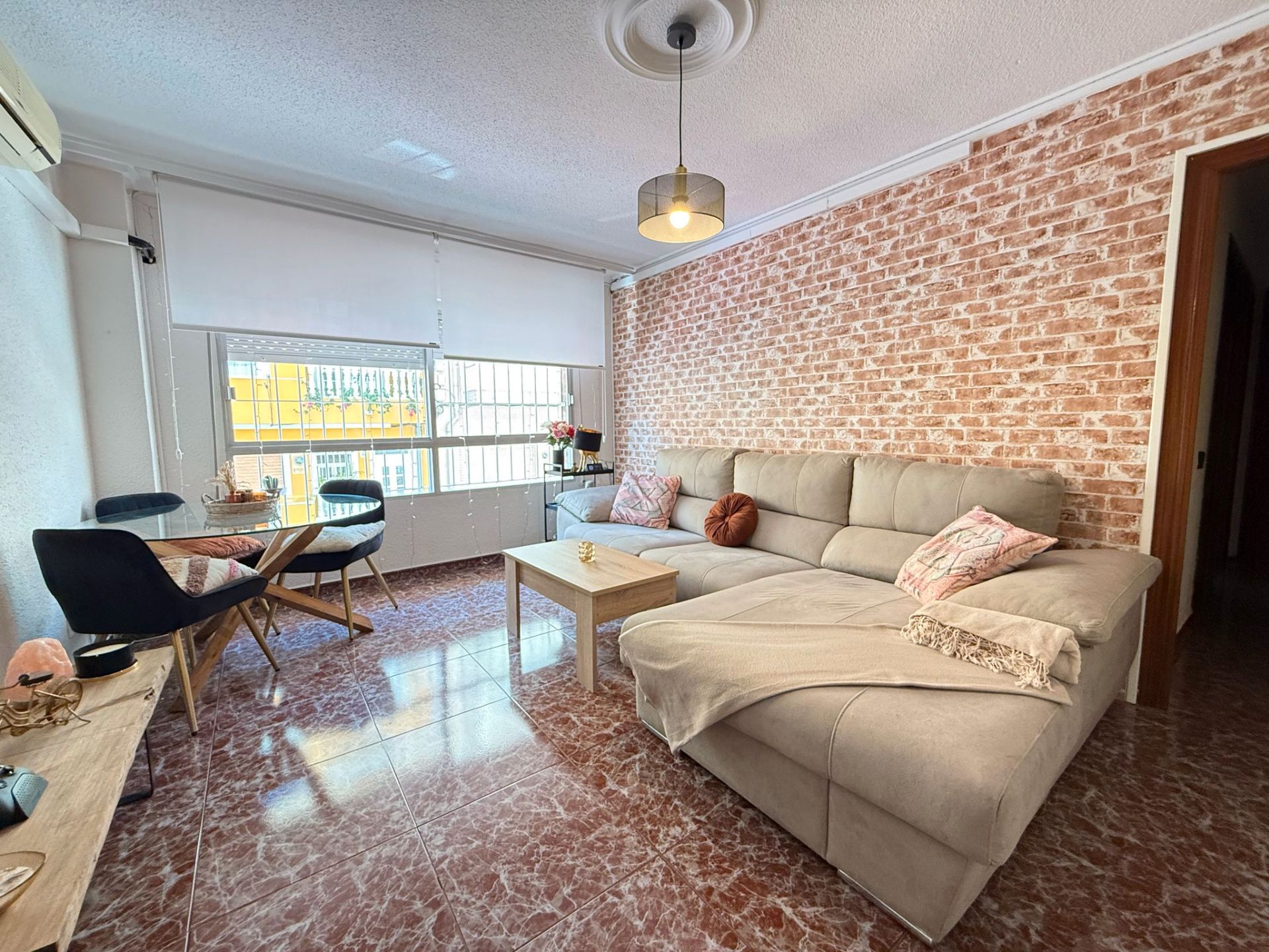 Living room of Flat for sale in Guardamar del Segura  with Air Conditioner, Oven and Internet