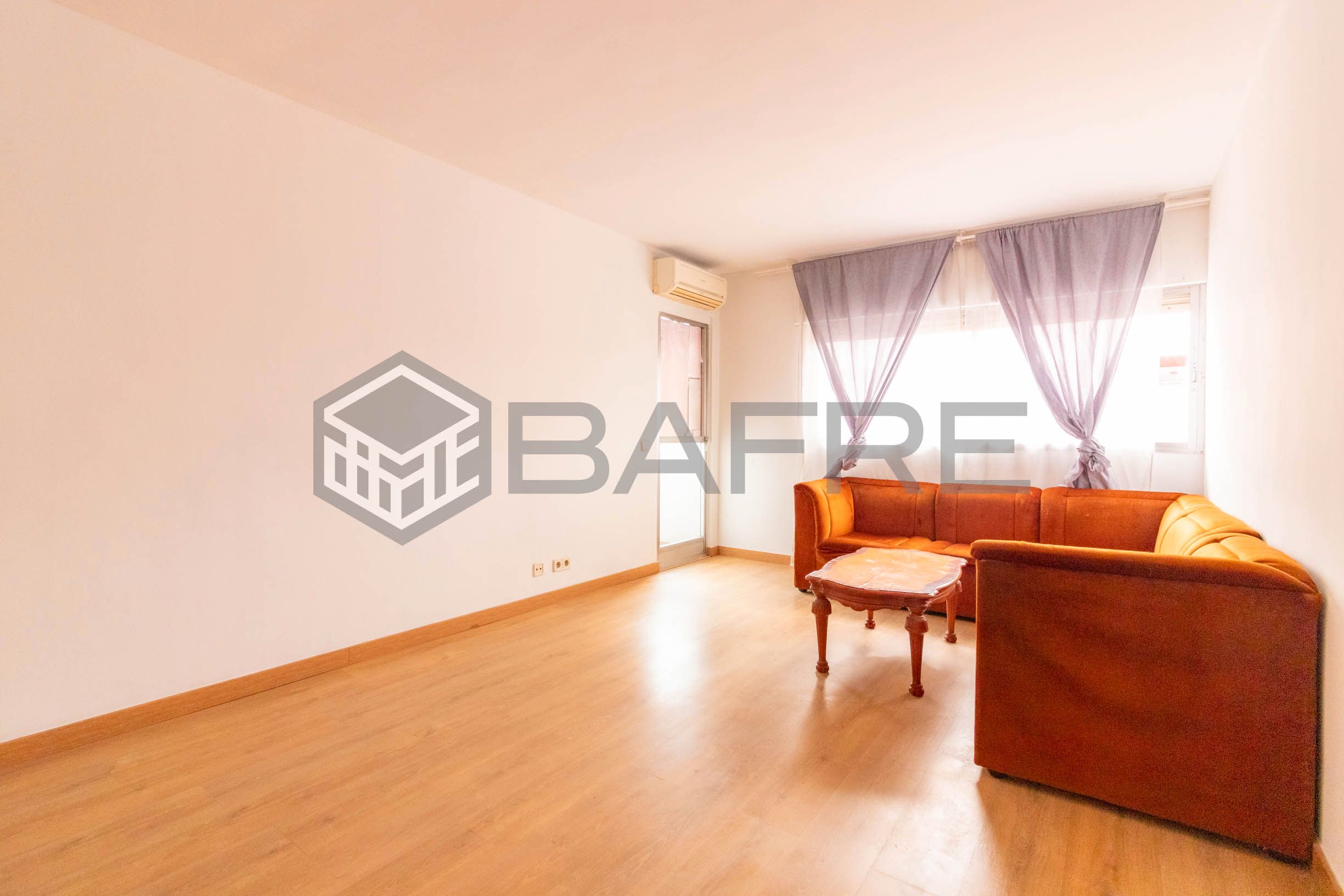 Sala d'estar de Pis en venda en  Madrid Capital amb Aire condicionat i Terrassa