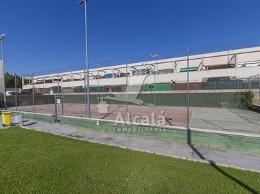 Pis amb piscina en venda a Loeches