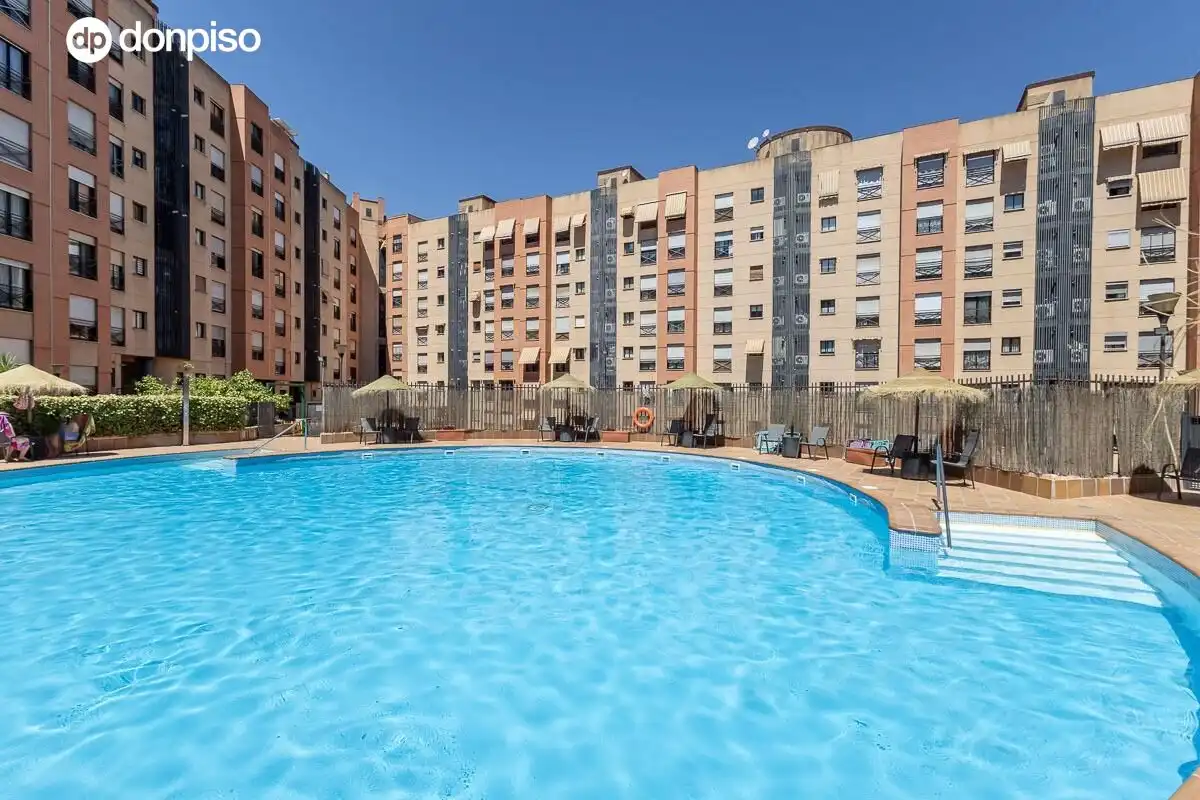 Piscina de Piso en venta en Granada con Aire acondicionado, Calefacción y Terraza