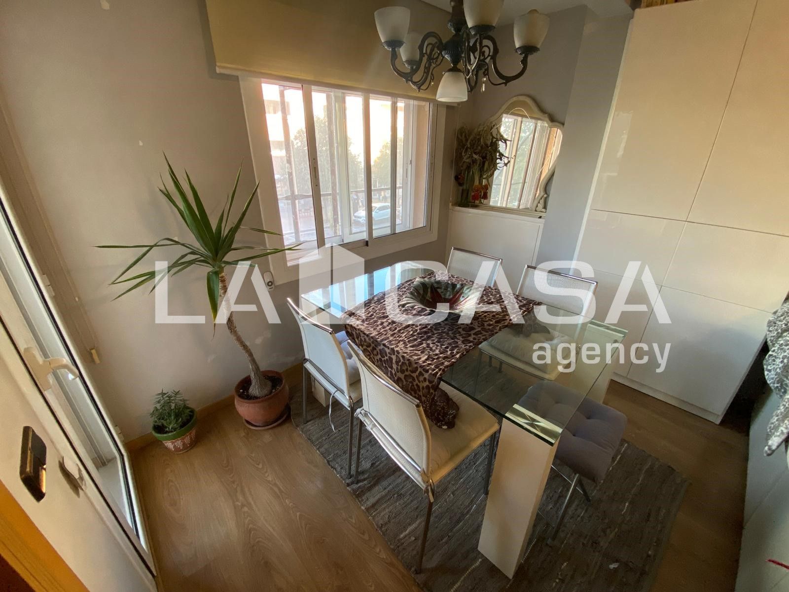 Comedor de Piso en venta en Santa Coloma de Gramenet con Balcón