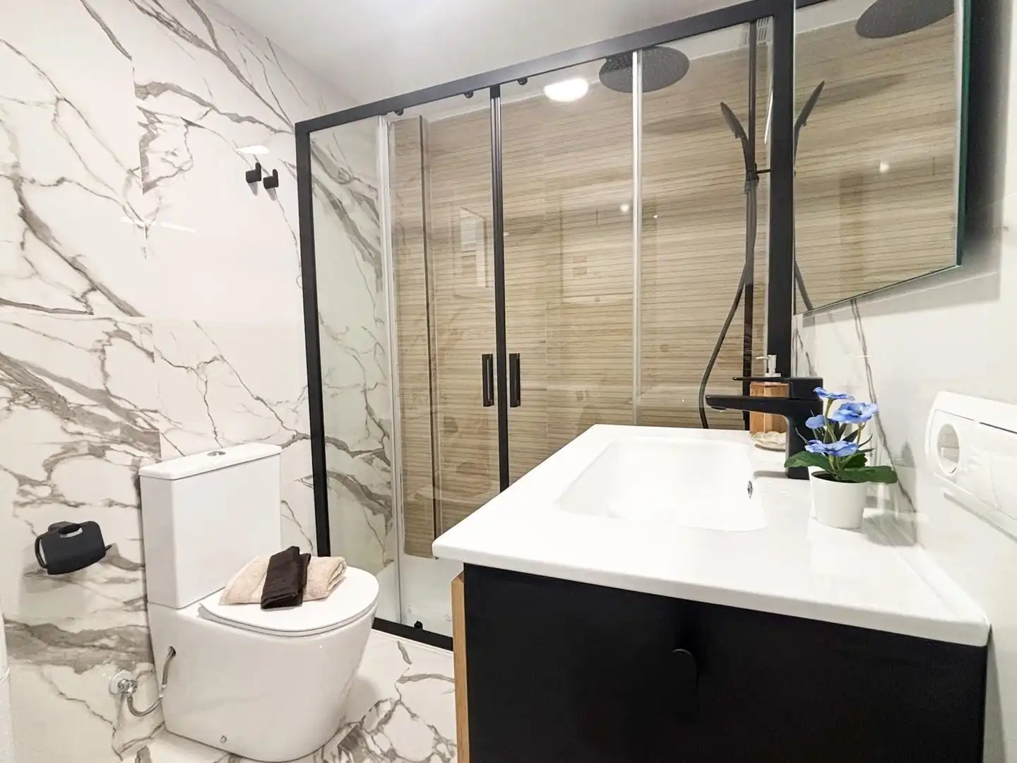 Badezimmer von Wohnung zum Verkauf in Salou mit Klimaanlage, Heizung und Gemeinschaftspool