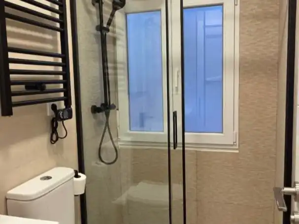 Baño de Piso de alquiler en Madrid con Calefacción, Amueblado y Horno
