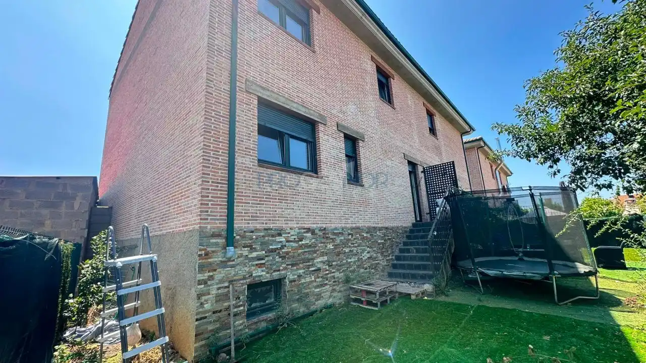 Vista exterior de Casa adosada en venda en Onzonilla amb Calefacció, Jardí privat i Terrassa