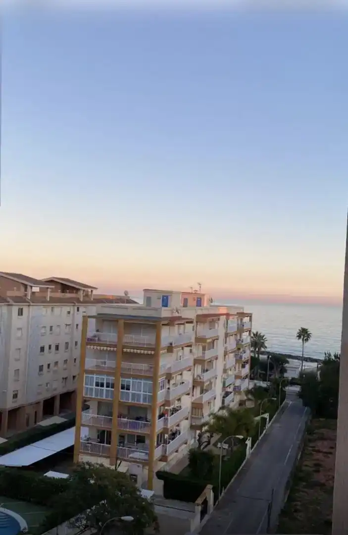 Außenansicht von Wohnungen zur Miete in Benicasim / Benicàssim mit Klimaanlage, Schwimmbad und Balkon