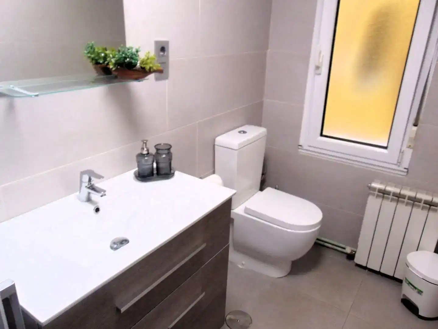Badezimmer von Wohnung zur Miete in Lena mit Parkett und Möbliert