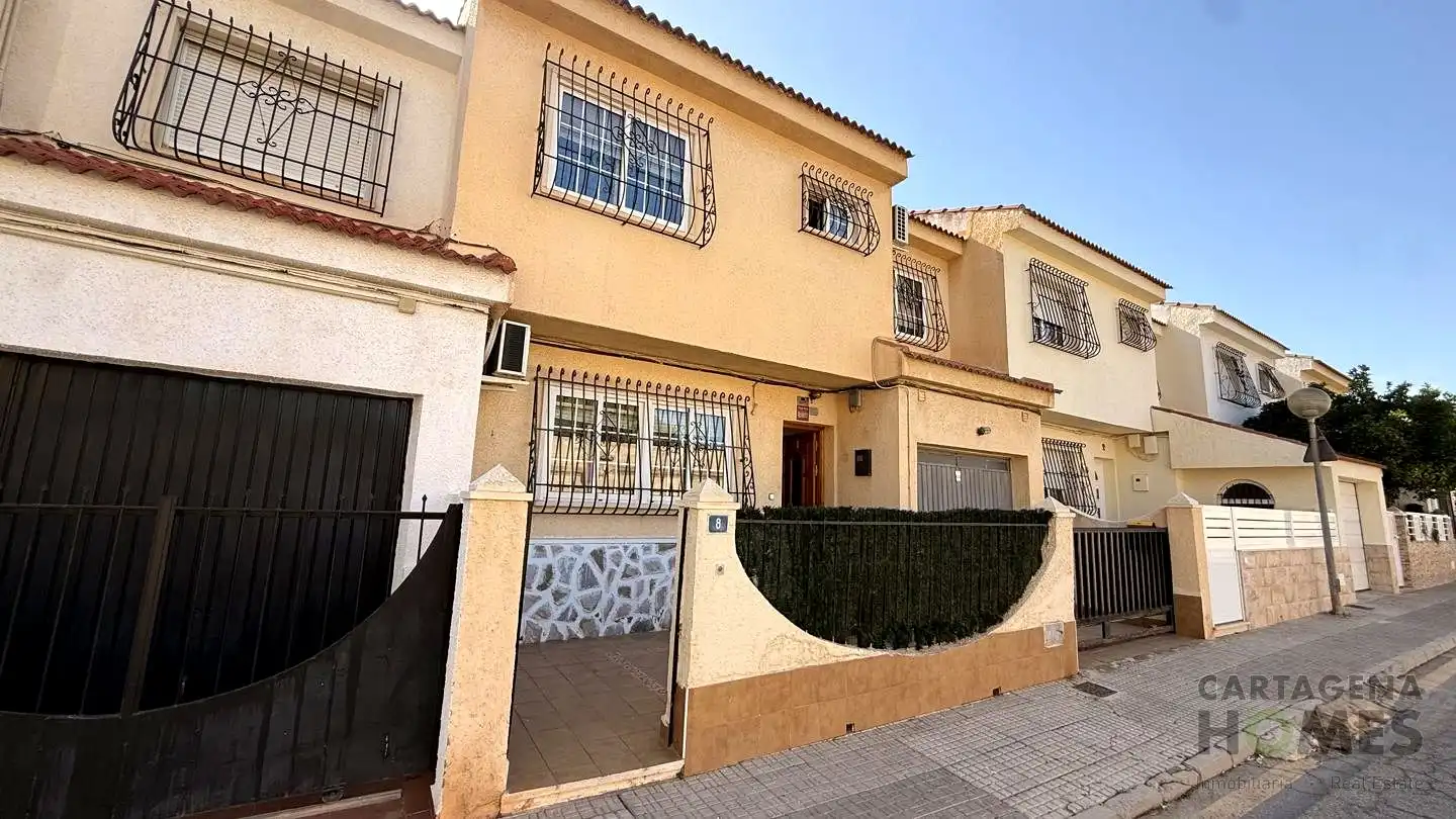 Vista exterior de Casa o xalet en venda en Cartagena amb Aire condicionat i Jardí privat