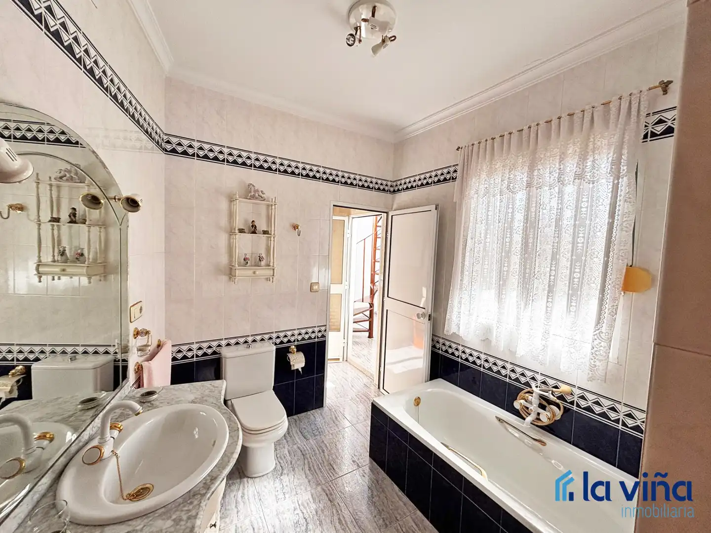 Baño de Casa o chalet en venta en Encinas Reales con Terraza, Trastero y Amueblado