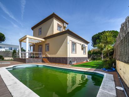 Piscina de Casa o xalet en venda en Isla Cristina amb Aire condicionat, Calefacció i Jardí privat