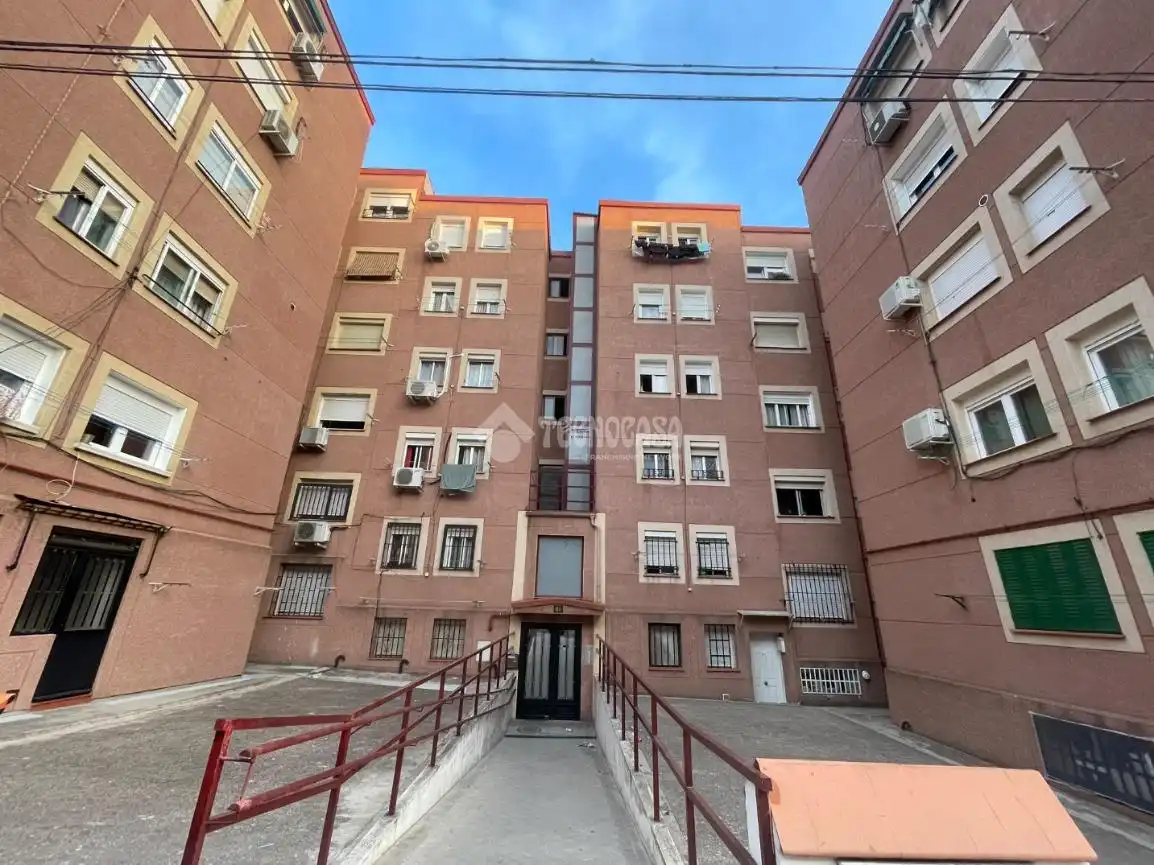 Vista exterior de Piso en venta en Madrid con Calefacción