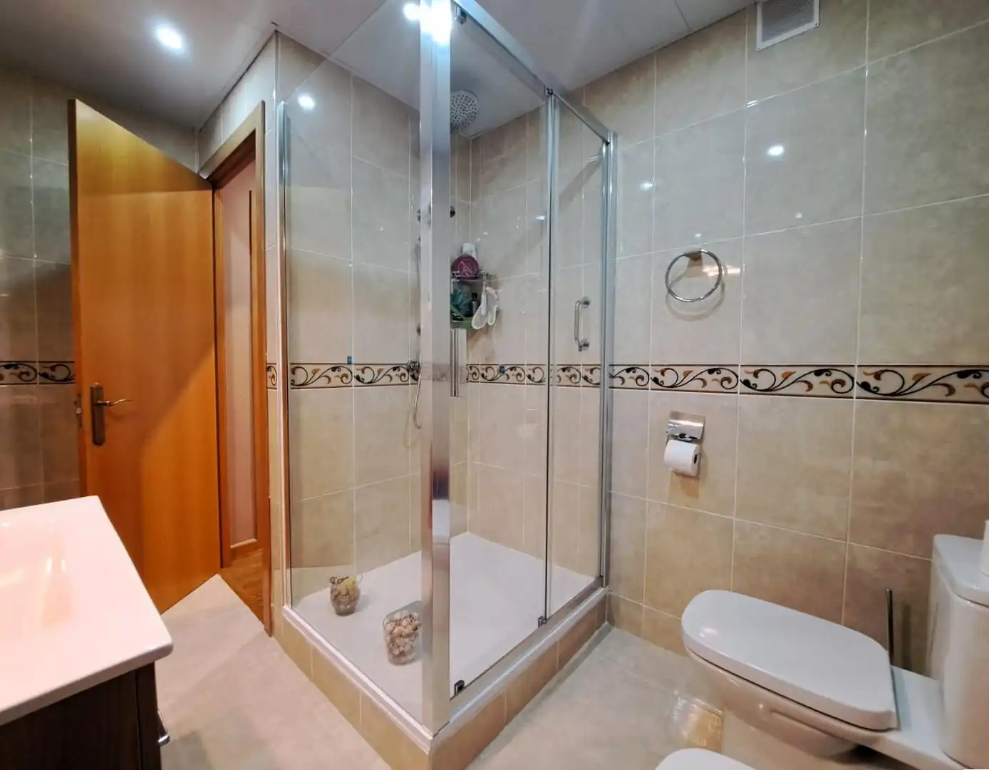 Baño de Dúplex en venta en Olesa de Montserrat con Aire acondicionado, Calefacción y Jardín privado