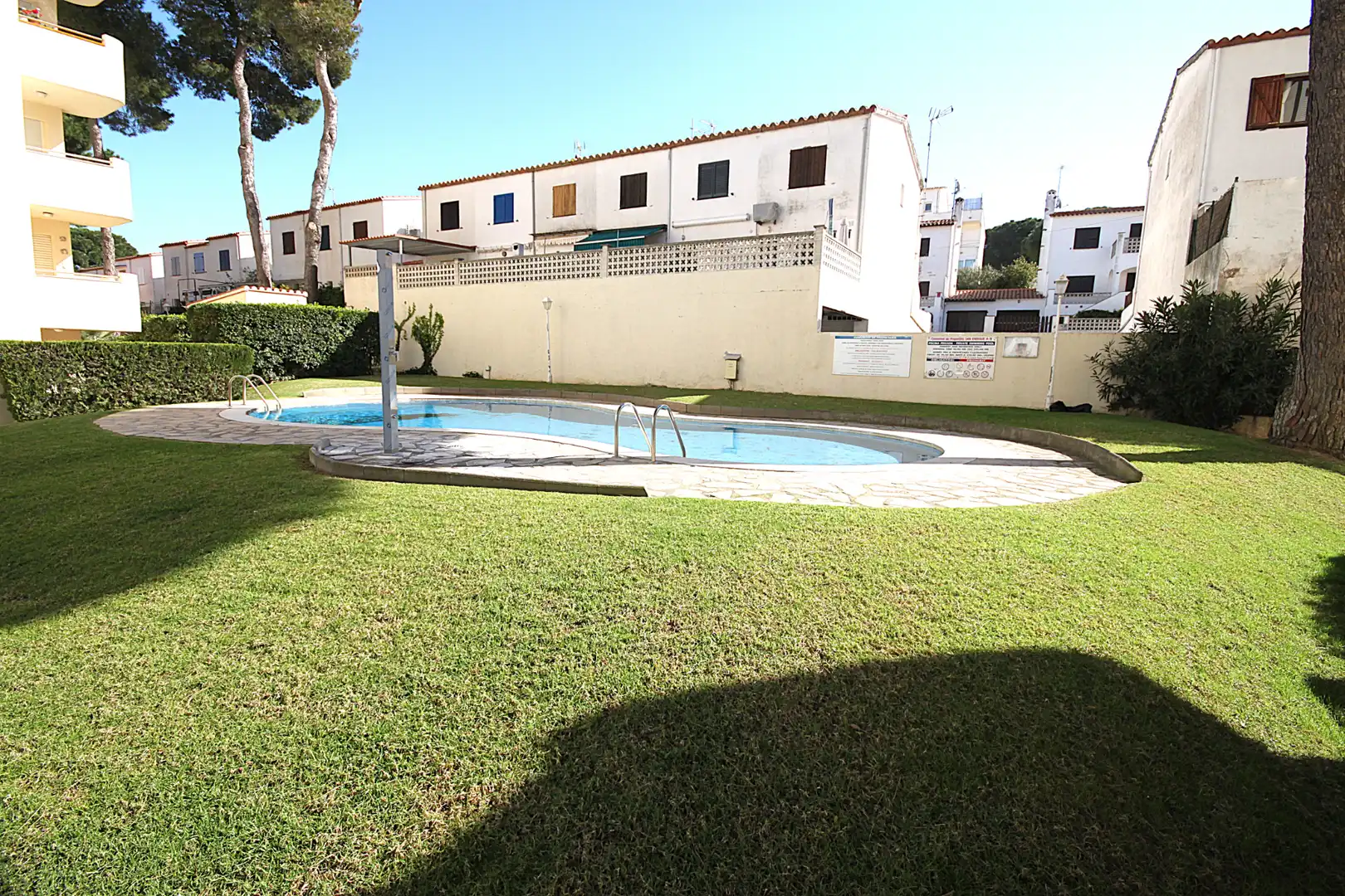 Schwimmbecken von Wohnungen zum Verkauf in L'Escala mit Terrasse, Möbliert und Waschmaschine