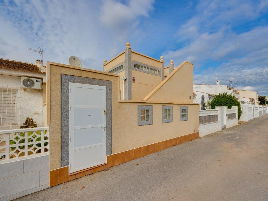 Exterior view of House or chalet for sale in Torrevieja  with Air Conditioner, Private garden and Swimming Pool