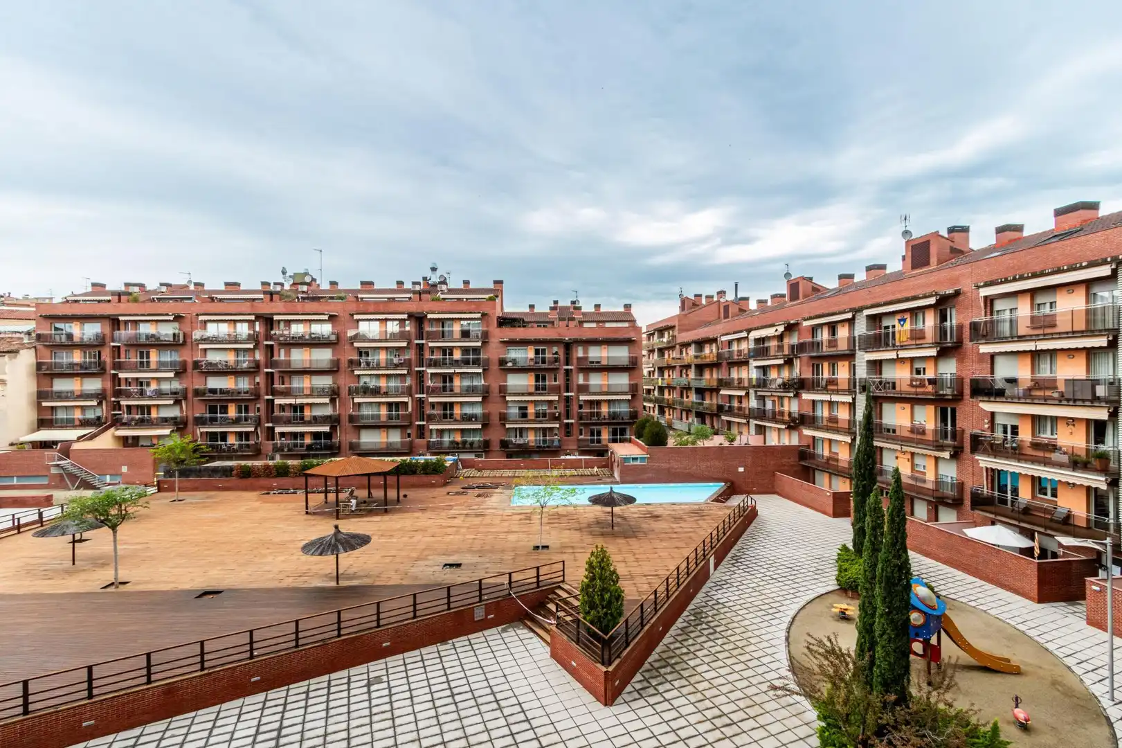 Vista exterior de Piso en venta en Manresa con Calefacción, Parquet y Terraza
